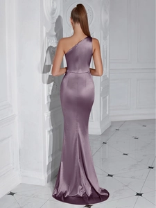 Vue arrière d'une élégante robe de soirée en satin violet à une épaule et coupe sirène fluide