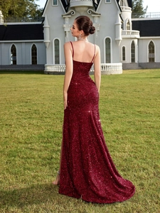 Détail d'une robe de soirée dos nu à paillettes bordeaux avec coupe sirène élégante