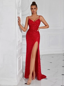 Détail de la robe de soirée rouge à paillettes avec fines bretelles et fente haute sexy