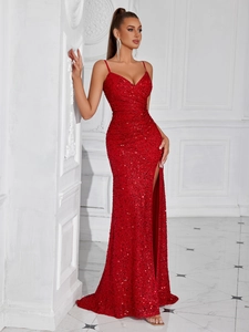 Détail d'une robe de soirée à paillettes rouges avec fines bretelles et fente latérale