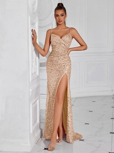 Détail de la robe à paillettes dorées avec taille froncée et fente latérale élégante