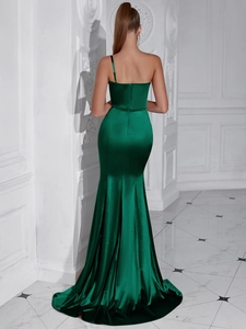 Vue arrière d'une robe sirène en satin vert émeraude avec dos nu et traîne élégante