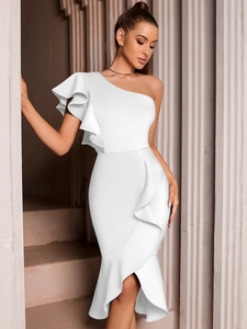 Détail de la robe blanche élégante à une épaule avec volants et ourlet sirène