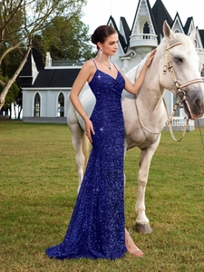 Robe de soirée à paillettes bleu marine avec coupe sirène et fines bretelles élégantes