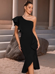 Robe de soirée noire chic à une épaule avec volants et coupe ajustée élégante