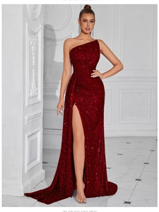 Dettaglio dell'abito da sera bordeaux con paillettes, design monospalla e spacco laterale alto