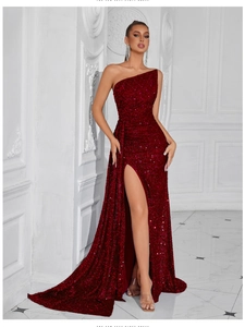 Dettaglio dell'abito da sera rosso scuro con paillettes, spacco alto e monospalla