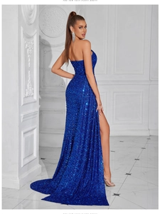 Dettaglio del tessuto di paillettes blu reale sull'abito da sera senza maniche con spacco