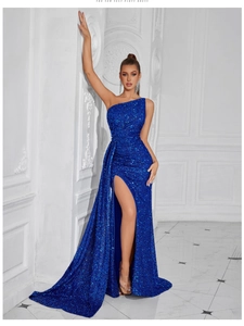 Dettaglio vestito di paillettes blu reale con spacco alto ed elegante strascico