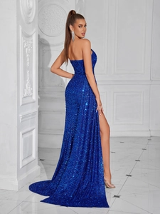 Elegante abito da sera blu reale con paillettes spacco alto e strascico lungo