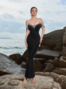 Robe sirène noire à épaules dénudées avec strass argentés pour soirée élégante