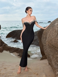 Robe de soirée sirène noire à épaules dénudées avec ornements en strass argentés en bord de mer
