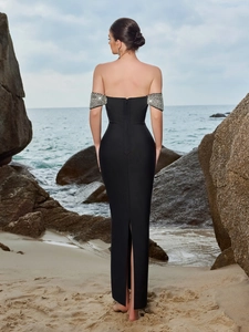 Robe de soirée noire à épaules dénudées avec manches à paillettes et fente au dos