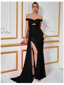 Détail de la robe de soirée noire chic à épaules dénudées avec fente haute et traîne