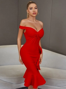 Détail de robe bandage rouge à épaules dénudées avec décolleté en cœur et ourlet sirène à volants