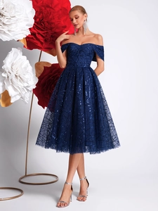 Détail de la robe de soirée bleu marine à paillettes et épaules dénudées en tulle