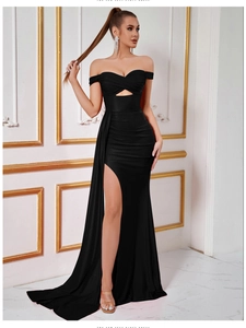 Détail d'une robe longue noire élégante épaules dénudées avec fente haute