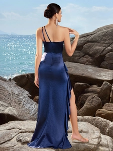 Elegantes marineblaues Satin-Maxikleid mit One-Shoulder-Schnitt, Rüschen und hohem Schlitz