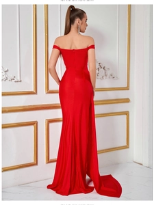 Détail du dos d'une robe de soirée rouge en satin avec fermeture éclair invisible