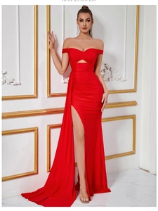Détail de la robe de soirée rouge avec plis croisés et fente haute au niveau des jambes