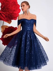 Robe de soirée à paillettes bleu marine avec motif géométrique pour occasions élégantes