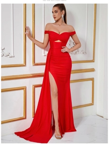 Détail de la robe de soirée rouge épaules dénudées avec découpe et fente haute