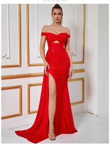 Détail d'une robe de soirée rouge à épaules dénudées avec découpe et fente haute
