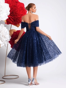 Élégante robe de cocktail bleu marine à paillettes, épaules dénudées et dos à lacets