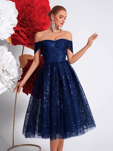 Robe de soirée élégante bleu foncé épaules dénudées avec paillettes et jupe en tulle