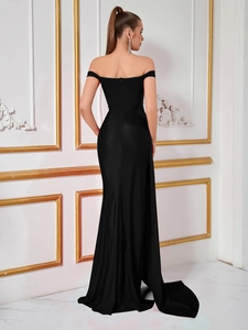Robe de soirée noire à épaules dénudées coupe ajustée avec une longue traîne élégante
