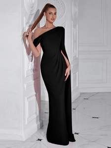 Robe de soirée élégante à une épaule noire avec manche cape et jupe longue au sol