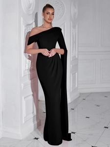 Robe de soirée élégante noire à une épaule avec taille plissée et silhouette longue
