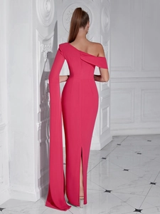 Vue détaillée du dos d'une robe de soirée magenta avec une élégante manche à franges