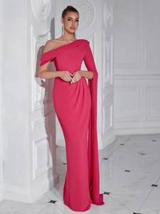 Détail d'une robe de soirée fuchsia élégante avec manche cape drapée et taille froncée