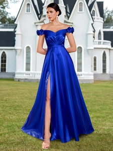 Elegantes marineblaues Satin-Abendkleid mit 3D-Rosendetails und hohem Seitenschlitz
