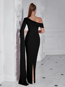 Robe de soirée élégante noire à une épaule avec manche cape et fente au dos