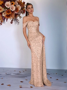Détail du bustier à paillettes et fente haute sur robe de soirée couleur champagne