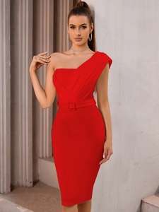 Détail d'une robe rouge à une épaule avec plis et ceinture à boucle assortie