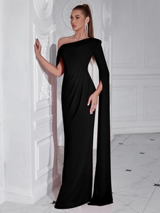 Robe de soirée élégante noire à une épaule avec manche longue cape et détails froncés
