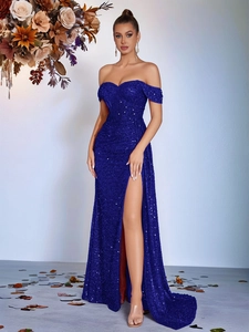 Détail d'une robe de soirée à paillettes bleu roi avec fente haute et bustier à baleines