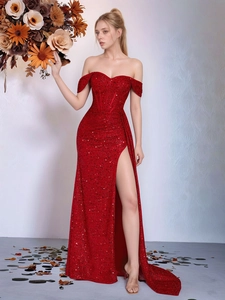 Détail de la robe de soirée rouge à paillettes avec décolleté cœur et fente latérale haute