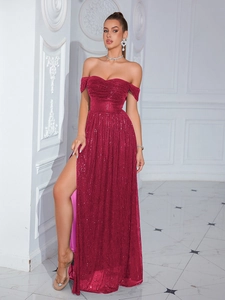 Détails macro du bustier plissé et de la texture à paillettes sur une robe de soirée rouge
