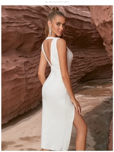 Elegante abito a fascia bianco attillato con profondo scollo a V e spacco laterale alto
