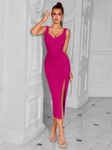 Détail de la robe fuchsia ajustée avec fente latérale et taille froncée élégante