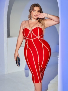 Robe bandage rouge grande taille élégante avec détails croisés et fines bretelles