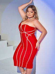 Robe bandage rouge grande taille avec bordures beiges et coupe élastique gainante
