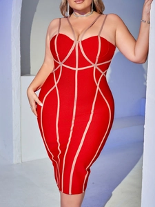 Détail d'une robe de soirée bandage rouge montrant la coupe ajustée et les rayures