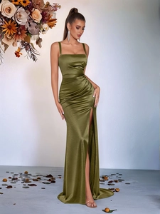 Détail de la robe de soirée en satin vert olive avec taille plissée et fente haute