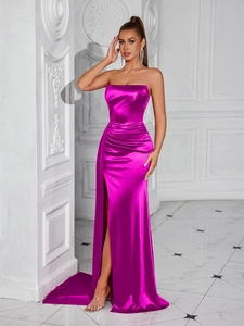 Elegante abito da sera in raso fucsia con scollo a cuore e spacco laterale alto