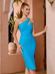 Eng anliegendes hellblaues One-Shoulder-Abendkleid mit Cut-out und seitlichem Beinschlitz